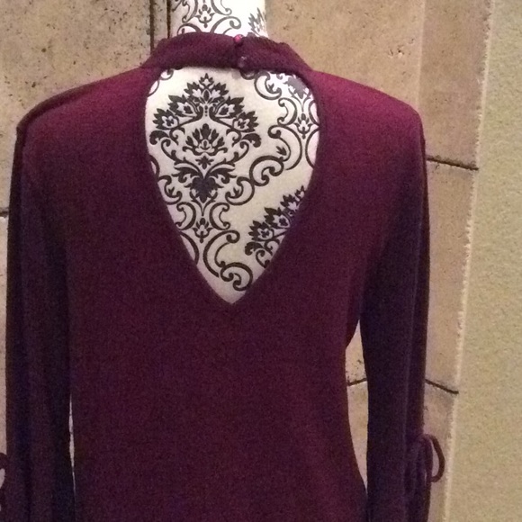 NWT Gorgeous top with long bell sleeve - Picture 5 of 8